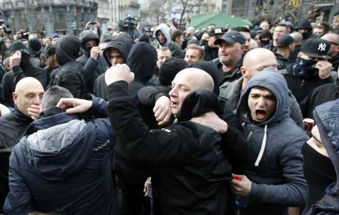 Sustinatori ai extremei drepte se manifesta in  Place de la Bourse din Bruxelles Belgia FOTO AP