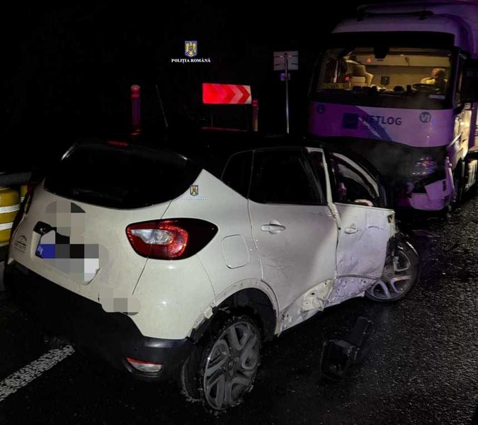 Urmărită de poliție, o femeie a murit după ce a intrat cu mașina furată într-un camion. Roțile erau sparte de dispozitivul „spike”