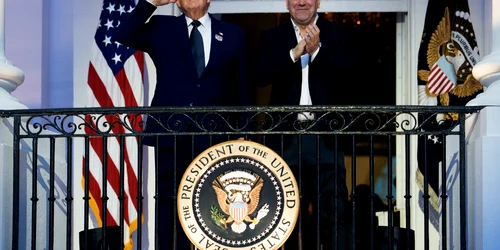 Donald Trump si Dana White, la evenimentul UFC de la Casa Alba foto Casa Alba png