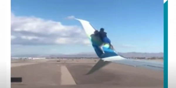 barbat urcat pe aripa unui avion inainte de decolare. Captura youtube