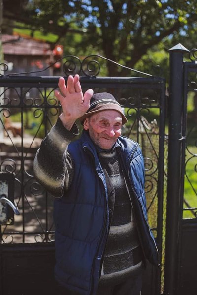 Cel mai vârstnic veteran de război din Alba a împlinit 102 ani. Are corpul plin de schije și o îngrijește la pat pe soția lui