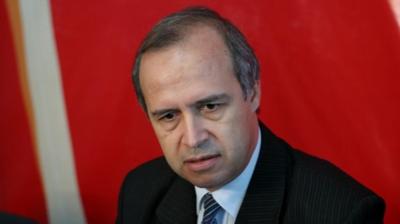 
    Mascații fac parcheziții în biroul primarului orașului Brăila, Aurel Simionescu  