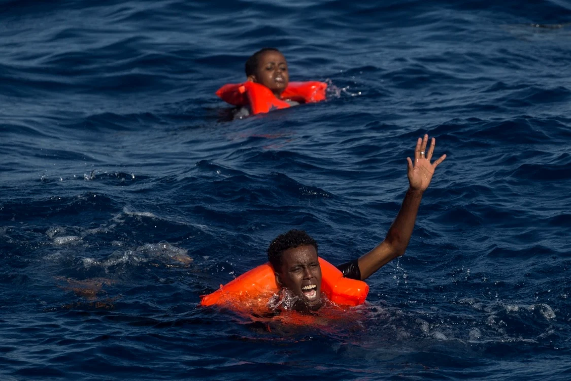 Refugiaţi şi migranţi înoată şi strigă după ajutor către membrii echipei MOAS Phoenix (bază navală de asistenţă pentru migranţi) după ce barca de lemn în care se aflau peste 500 de persoane s-a răsturnat în Lampedusa Italia FOTO Guliver / GettyImages