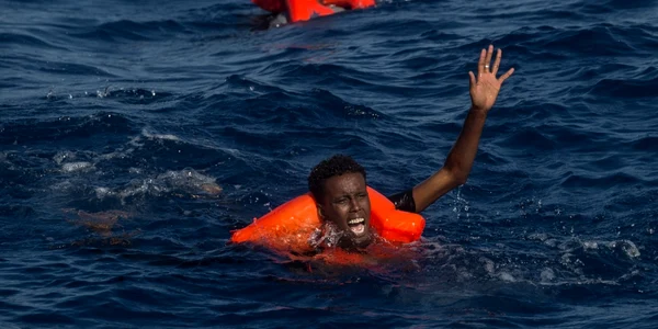 Refugiaţi şi migranţi înoată şi strigă după ajutor către membrii echipei MOAS Phoenix (bază navală de asistenţă pentru migranţi) după ce barca de lemn în care se aflau peste 500 de persoane s-a răsturnat în Lampedusa Italia FOTO Guliver / GettyImages