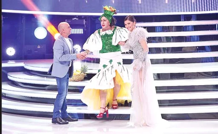 Romică Ţociu, extrem de haios cu tocuri, rochie şi fructiera pe cap