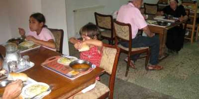 O masă caldă la cantina socială costă şase lei