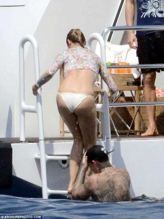 Cameron Diaz şi-a arătat fundul recent pe o plajă din Capri, Italia