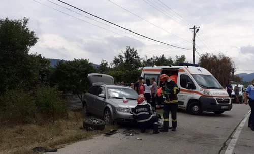 Accident cu cinci victime pe un drum judeţean din Tomşani - Vâlcea Foto ISU Vâlcea