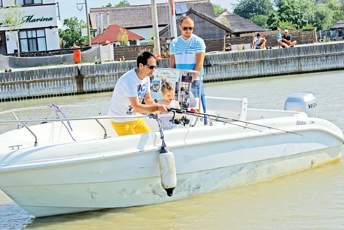 Dan Negru a condus singur şalupa în care se aflau soţia sa, Codruţa, şi fiica, DaraFOTO: ARHIVA PERSONALĂ