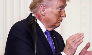 Donald Trump, cu o pată roșie pe gât FOTO Profimedia