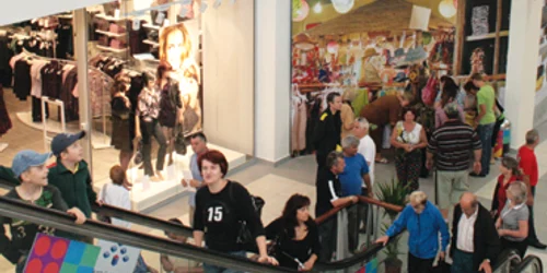 Neamţ: Mall public, pus la zid de cel privat