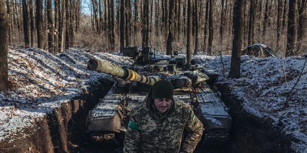 Soldat ucrainean în Donbas, Ucraina, lângă un tanc FOTO Profimedia 