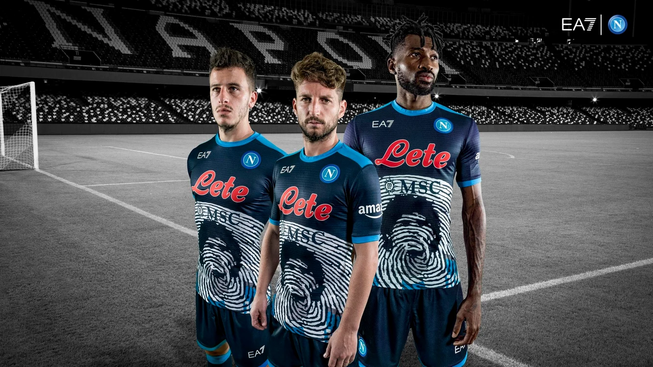 
    Tricourile cu chipul lui Maradona vor fi purtate la trei meciuriFoto: Facebook / SSC Napoli  