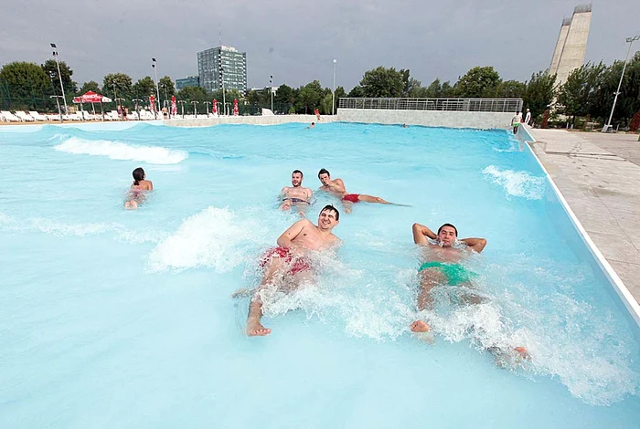 Câţiva norocoşi au testat deja bazinul cu valuri artificiale