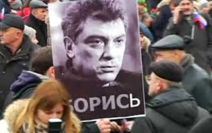 Afiş din timpul marşului funerar organizat pe 1 martie, reprezentându-l pe Boris Nemţov. FOTO: news.yahoo.com