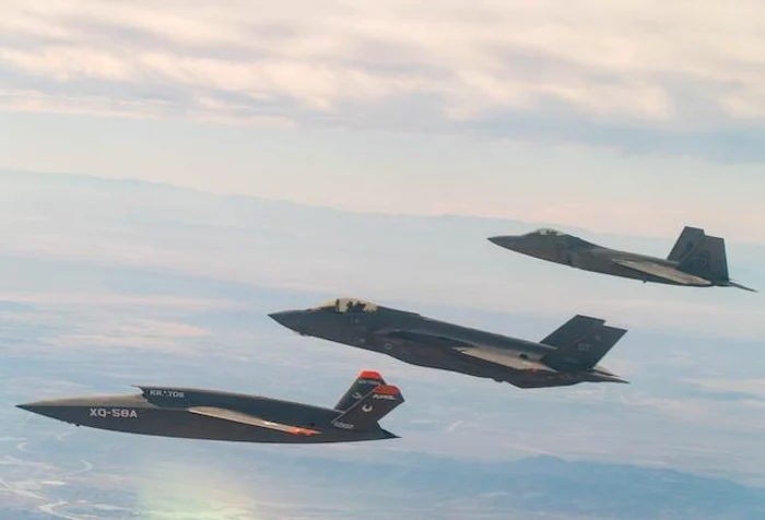XQ-58 operat de la distanță în formație cu F-35 și F-22 FOTO US Air Force via aviatonweek