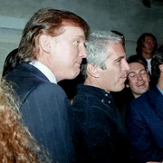 Donald Trump și Jeffrey Epstein, fotografie găsită in proprietatea lui Jeffrey Epstein FOTO oversightdemocrats house gov JPG