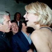 Donald Trump și Jeffrey Epstein, fotografie găsită in proprietatea lui Jeffrey Epstein FOTO oversightdemocrats house gov JPG