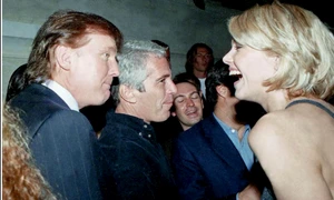 Donald Trump și Jeffrey Epstein, fotografie găsită in proprietatea lui Jeffrey Epstein FOTO oversightdemocrats house gov JPG