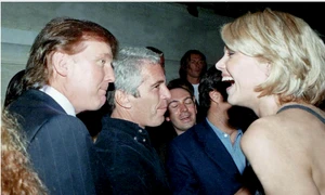 Donald Trump și Jeffrey Epstein, fotografie găsită in proprietatea lui Jeffrey Epstein FOTO oversightdemocrats house gov JPG