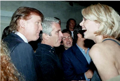 Donald Trump și Jeffrey Epstein, fotografie găsită in proprietatea lui Jeffrey Epstein FOTO oversightdemocrats house gov JPG