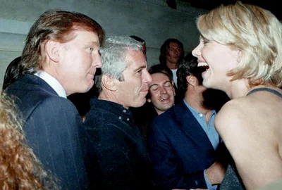 Donald Trump și Jeffrey Epstein, fotografie găsită in proprietatea lui Jeffrey Epstein FOTO oversightdemocrats house gov JPG