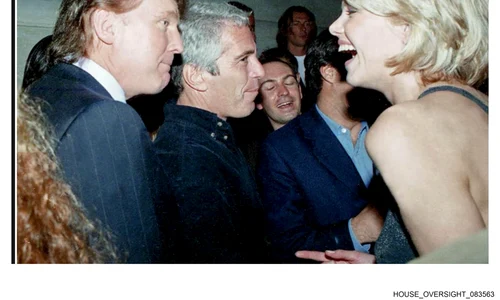 Donald Trump și Jeffrey Epstein, fotografie găsită in proprietatea lui Jeffrey Epstein FOTO oversightdemocrats house gov JPG