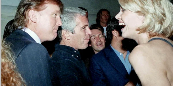 Donald Trump și Jeffrey Epstein, fotografie găsită in proprietatea lui Jeffrey Epstein FOTO oversightdemocrats house gov JPG
