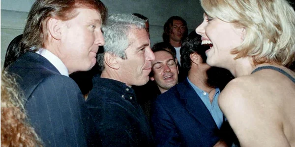 Donald Trump și Jeffrey Epstein, fotografie găsită in proprietatea lui Jeffrey Epstein FOTO oversightdemocrats house gov JPG
