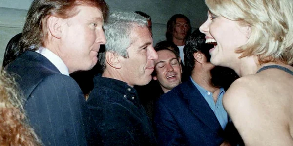Donald Trump și Jeffrey Epstein, fotografie găsită in proprietatea lui Jeffrey Epstein FOTO oversightdemocrats house gov JPG