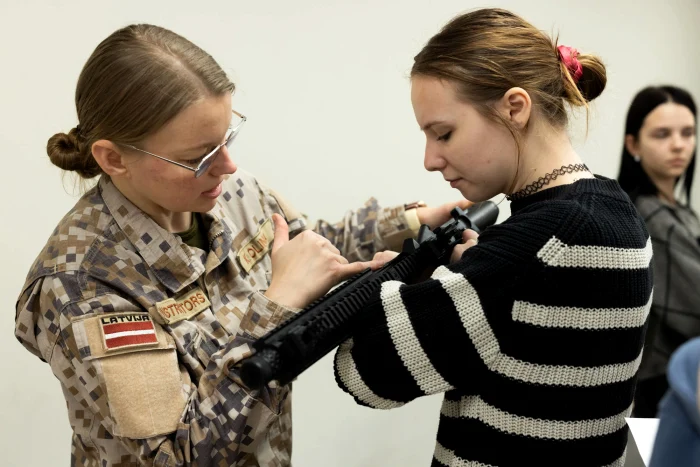 În liceele din Letonia se învăță mânuirea armei. FOTO: Politico.com
