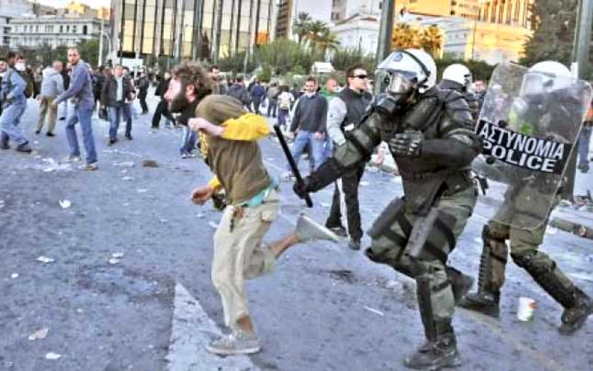 După o noapte de jafuri şi violenţe, joi dimineaţă, grecii au luat-o de la capăt  Foto: AFP