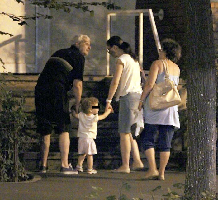 Cei trei s-au despărţit în faţa blocului