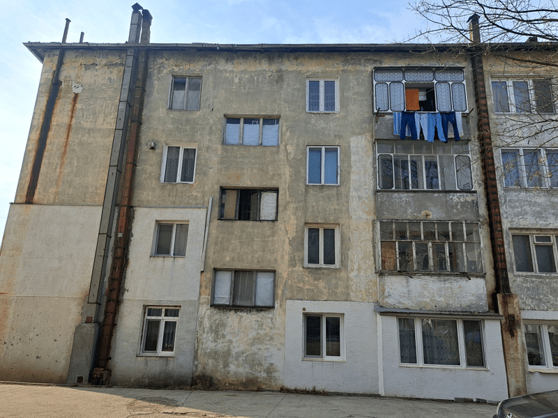 Viața la bloc cu încălzire la sobă cu lemne. Cum trăiesc micii orășeni din nordul Moldovei FOTO