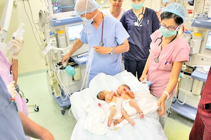 Fetiţele sunt pregătite de medicul anestezist  pentru intervenţie