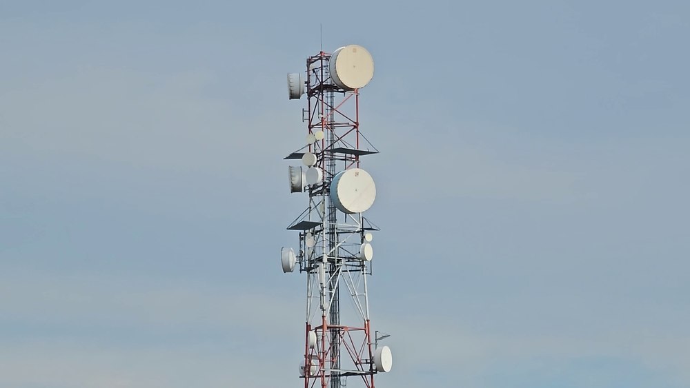 O antenă GSM în curs de instalare stârnește scandal. Localnicii se tem că vor suferi din cauza celebrei rețele 5G VIDEO 