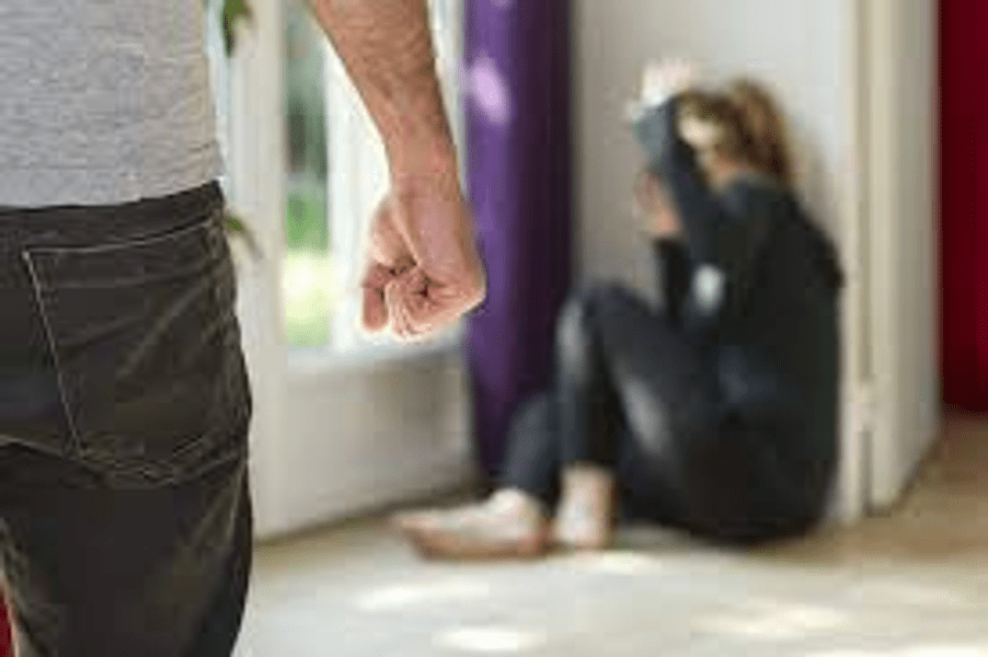 Cu o mână lovea polițiștii, iar cu cealaltă ținea un bebeluș în brațe. Întâmplarea a avut loc în Buzău