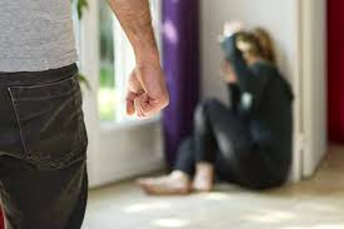 Bărbatul și-a agresat soția apoi s-a luptat cu polițiștii DURSA Arhivă