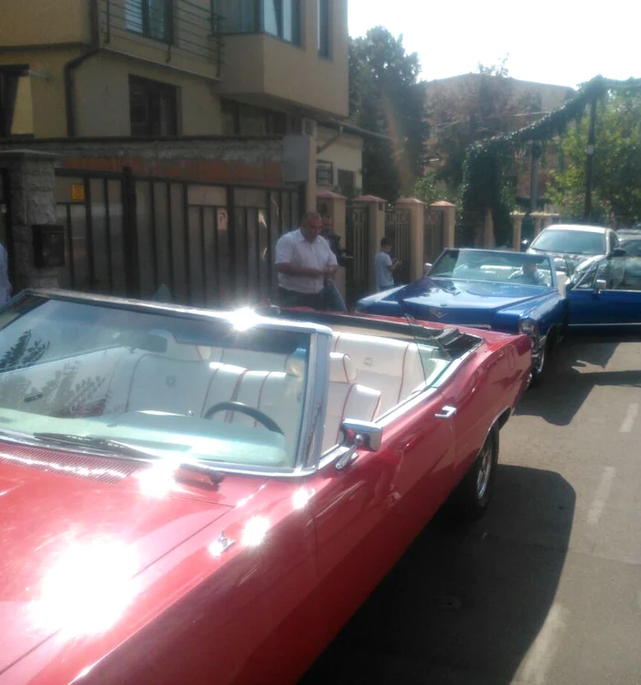 
    Un Ford roșu și un Cadillac albastru, ambele de epocă, au sosit la comanda mirelui acasă la socrul marefoto: Alex Muscaliu  