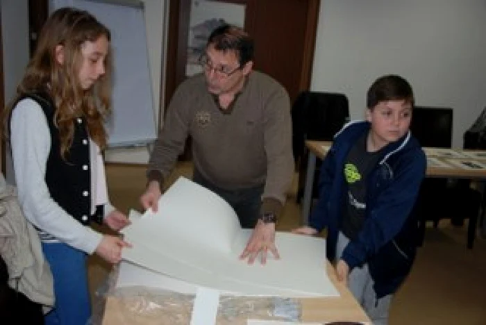 Cursanţii au învăţat să pregătească placa pentru tipărire folosind rolul cu cerneală tipografică şi apoi să tipărească  gravurile create pe durata cursului