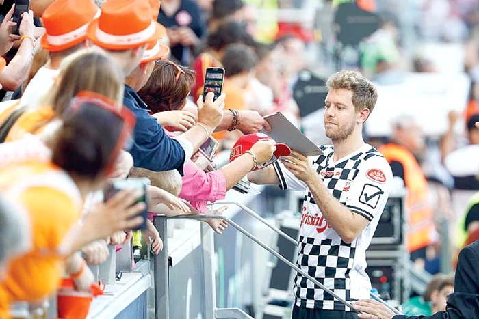 Vettel a dat  multe autografe