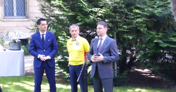 Dacian Cioloş (centru)