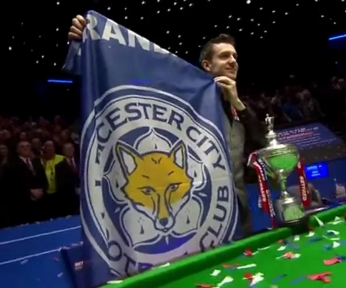 Mark Selby, alături de trofeu şi steagul lui Leicestercaptură youtube.com