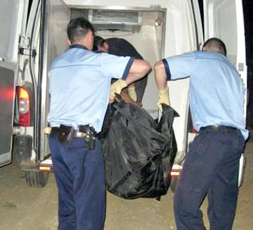 
    Poliţiştii au ridicat  cadavrele celor doi  