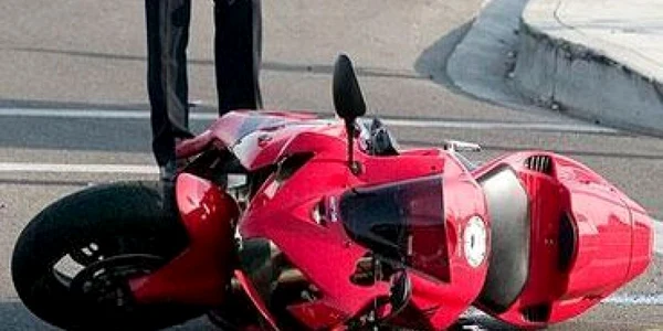 Motociclistul s-a ales cu leziuni uşoare