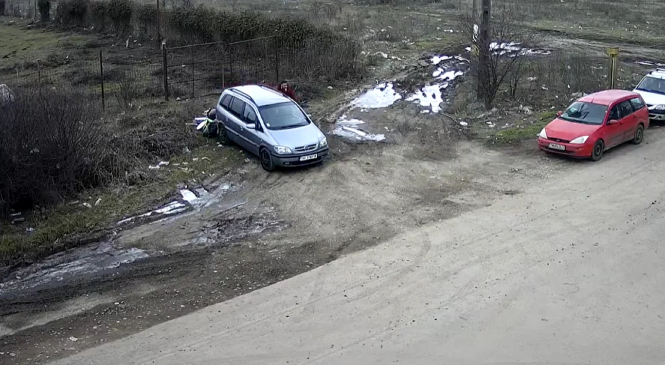 Tânărul a fost somat de cel care a realizat filmarea să adune gunoaiele FOTO Facebook/Info Trafic. Jud. Timiş - Cristi