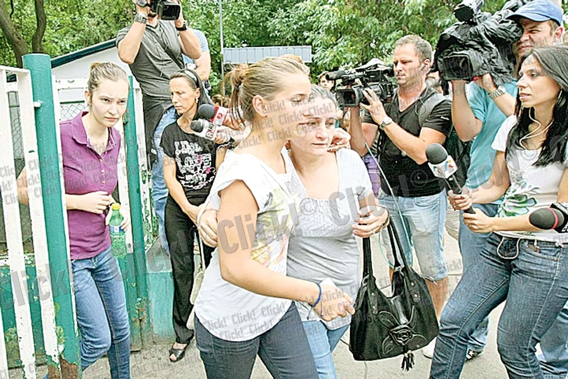 Elevii încep să iasă din liceu  şi sunt aşteptaţi de părinţi