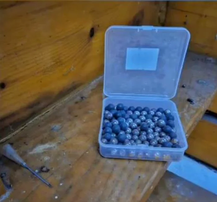 Uneltele găsite la percheziție FOTO: Captură video