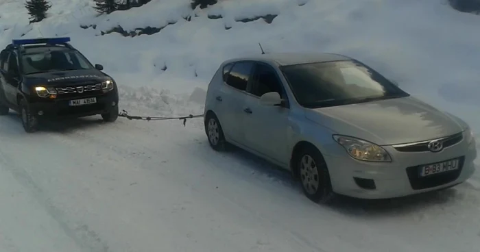 Pentru evitarea situaţiilor nedorite, Jandarmeria Montană recomandă turiştilor să aibă autovehicule de teren, echipate corespunzător pentru condiţii de iarnă şi să folosească drumurile deschise circulaţiei (DJ 714)