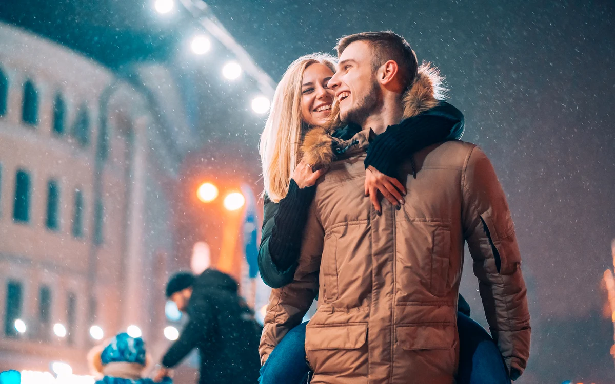 Ieșirile nocturne pe străzile orașelor sunt percepute ca fiind sigure în România. Foto: Freepik.com